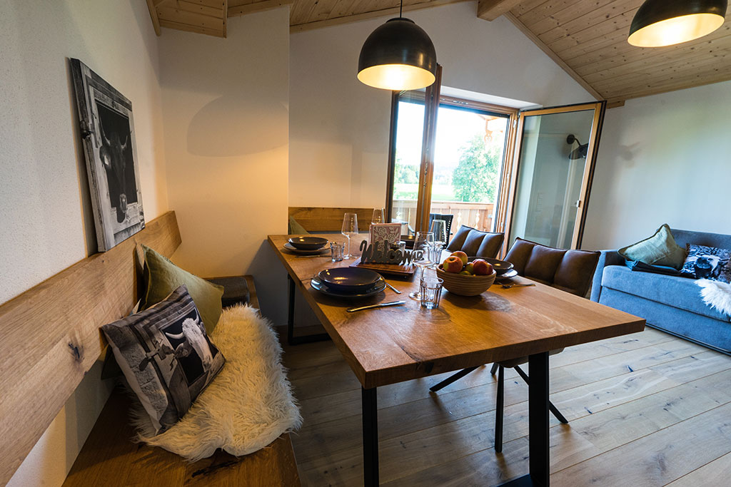Hoicherhof-Fischbach-Ferienwohnung-zu-de-hehna-esstisch